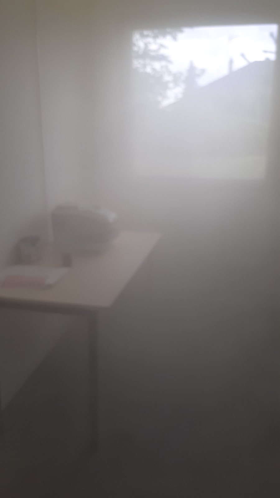 Local envahi par le brouillard désinfectant pendant une nébulisation, Eure-et-Loir