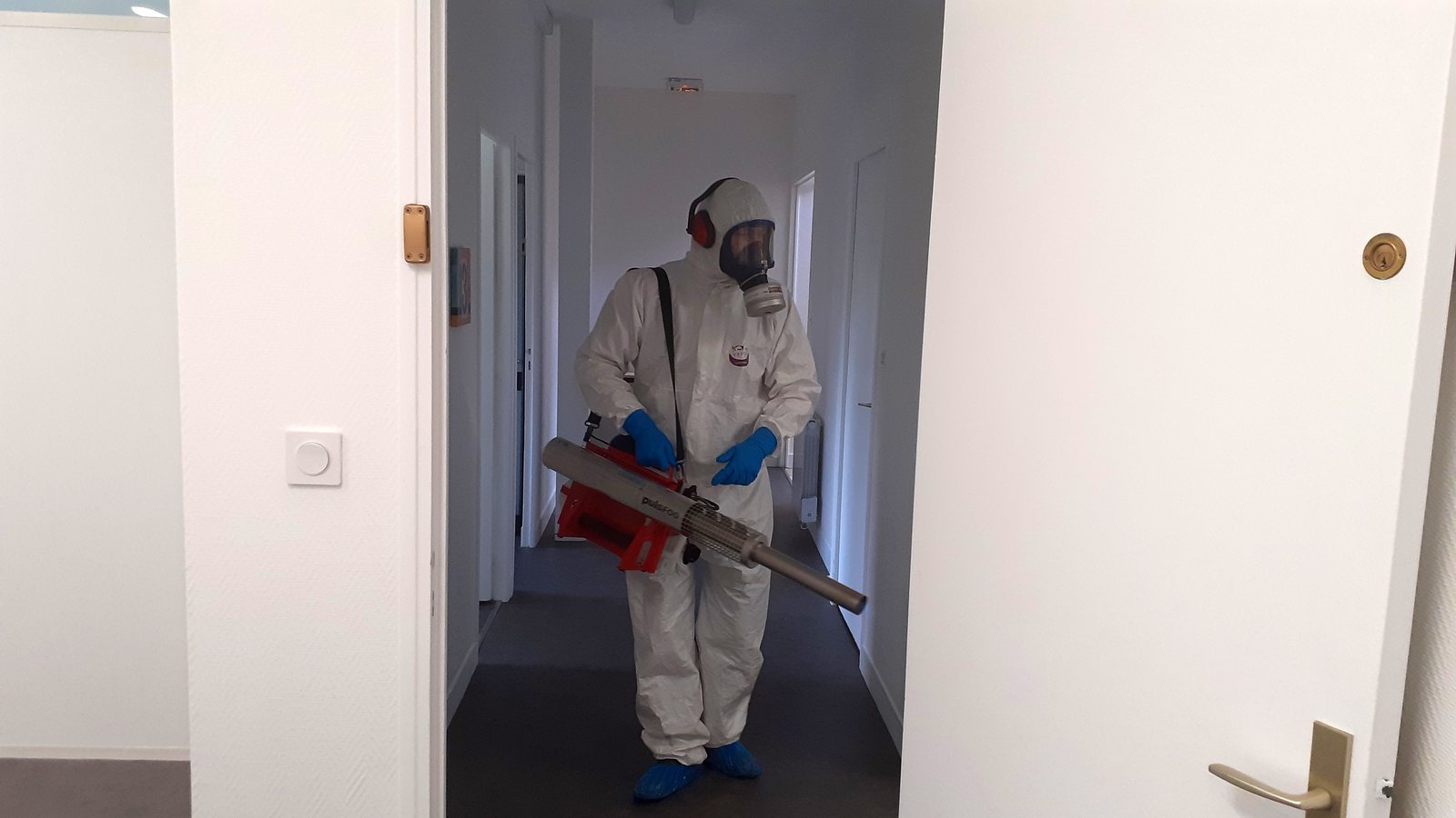 Nébulisation thermique d'un couloir avec canon pulsFog, désinfection de local