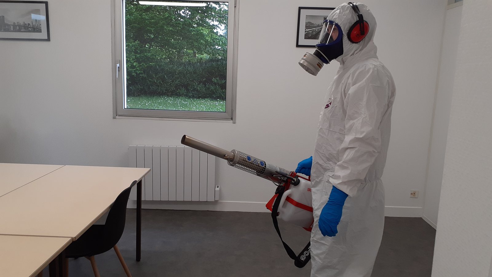 Opérateur Chartres Nuisibles en EPI complet avec nébulisateur thermique lors d'une désinfection