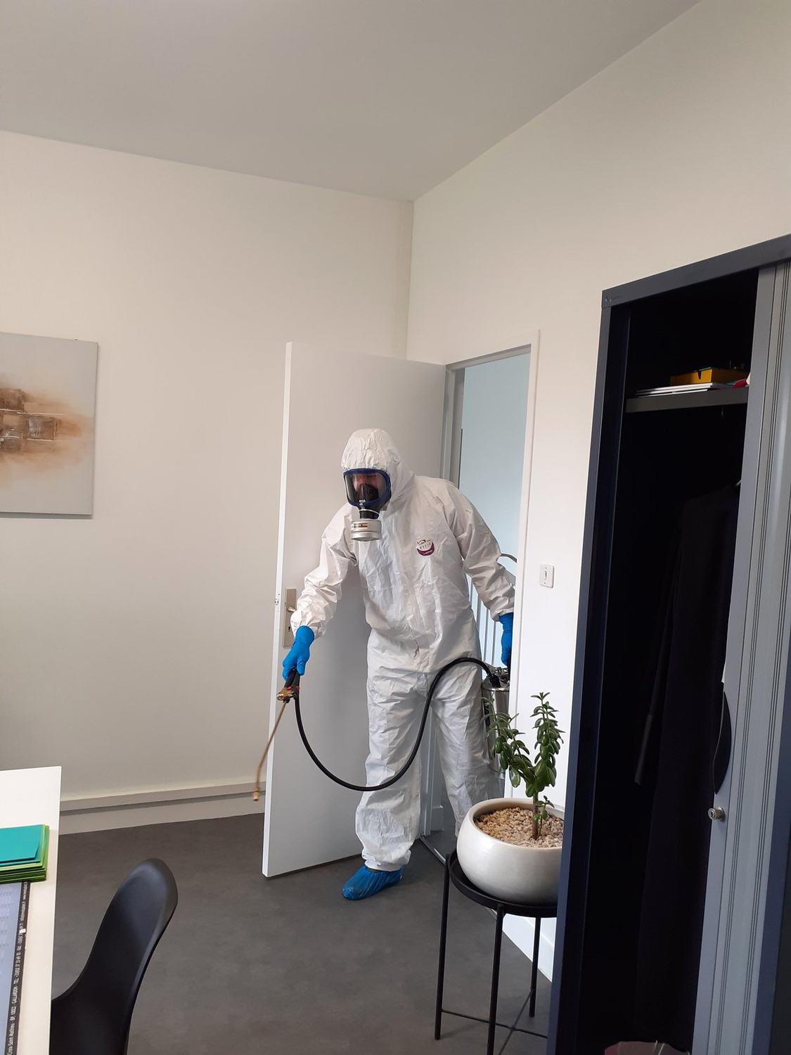 Applicateur Chartres Nuisibles pulvérisant un désinfectant dans une pièce, Eure-et-Loir