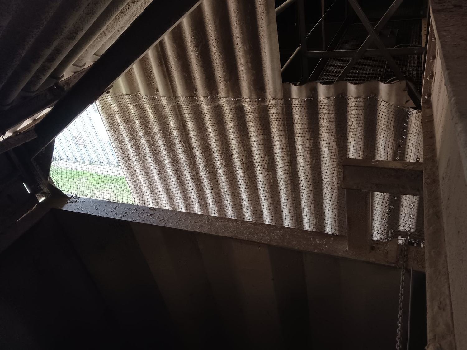 Fermeture d'un volume par filet nylon tendu contre l'accès des pigeons