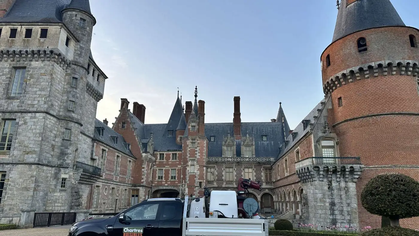 Le camion Chartres Nuisibles au château de Maintenon, intervention contre la pyrale du buis